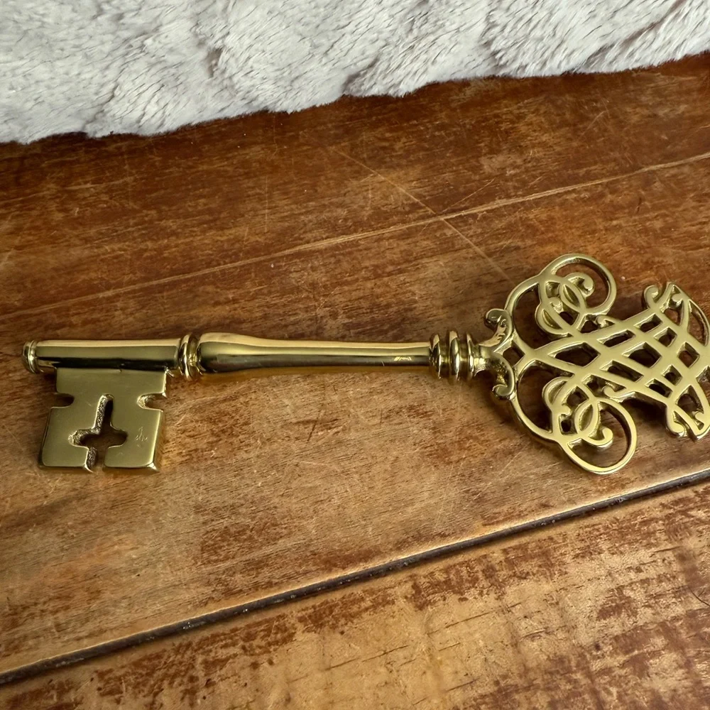 Decorative Virginia Metal Crafter Brass Key Paper Weight - Picture 2 of 9